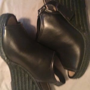 Ruff Hewn Black womens wedges sz9
